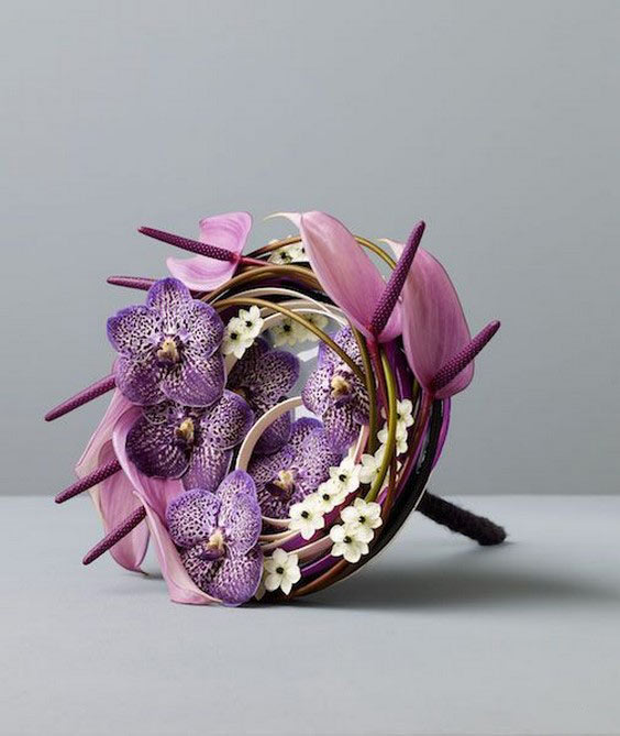 دسته گل عروس با گل ارکیده و شیپوری