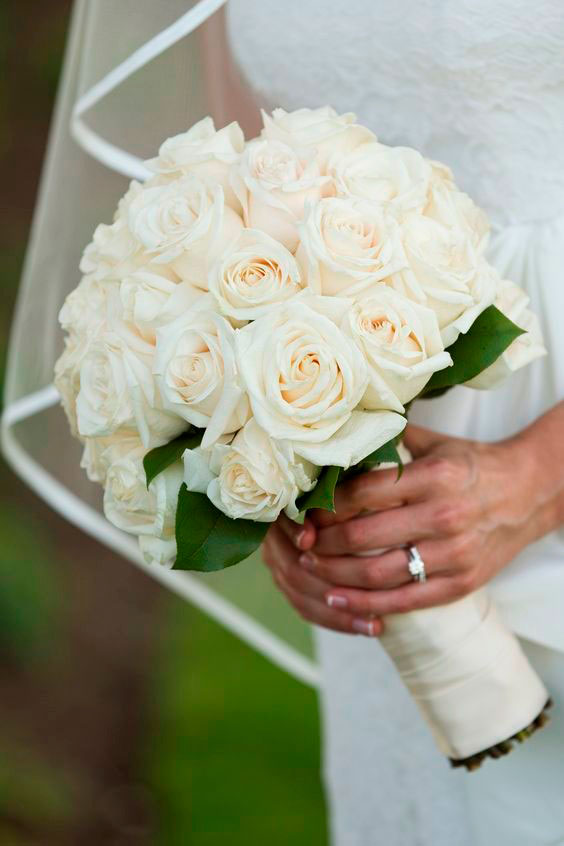دسته گل عروس با رز سفید کلاسیک