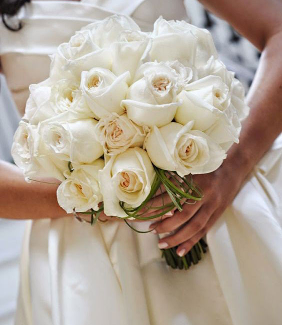 دسته گل عروس با رز سفید کلاسیک