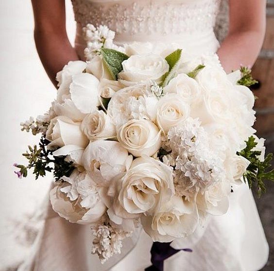 دسته گل عروس با رز سفید و گل صد تومنی