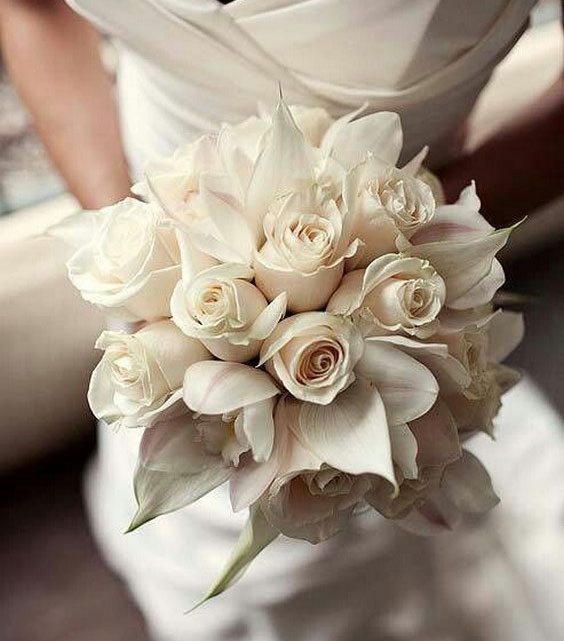 دسته گل عروس با رز سفید و مگنولیا