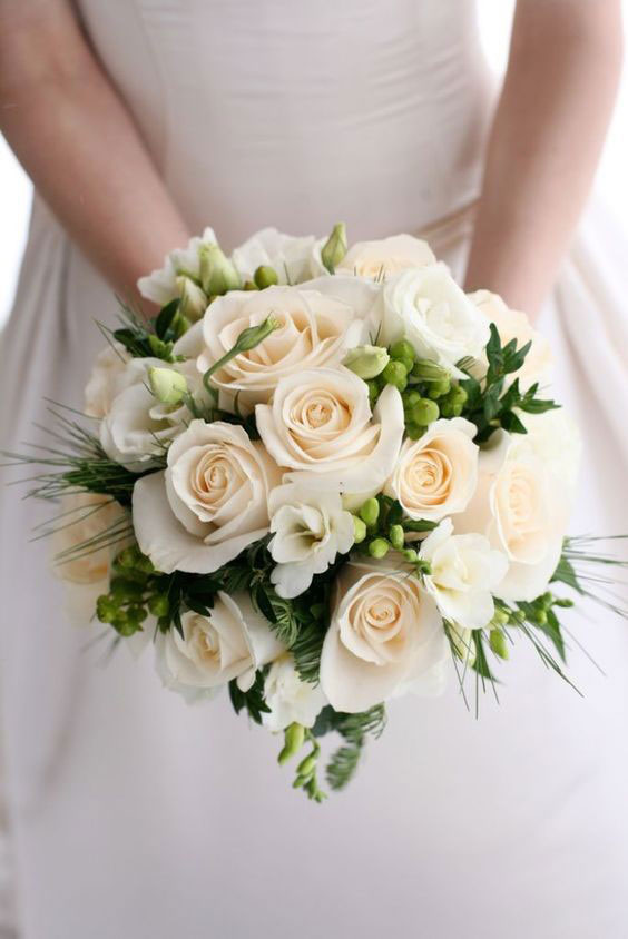 دسته گل عروس با رز سفید و لیسیانتوس
