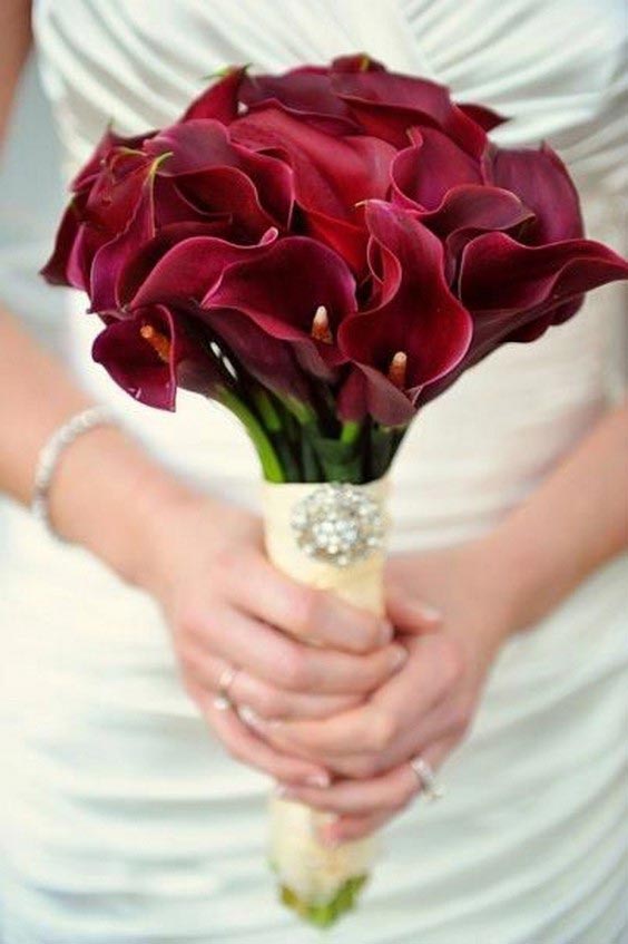 دسته گل عروس با گل شیپوری قرمز