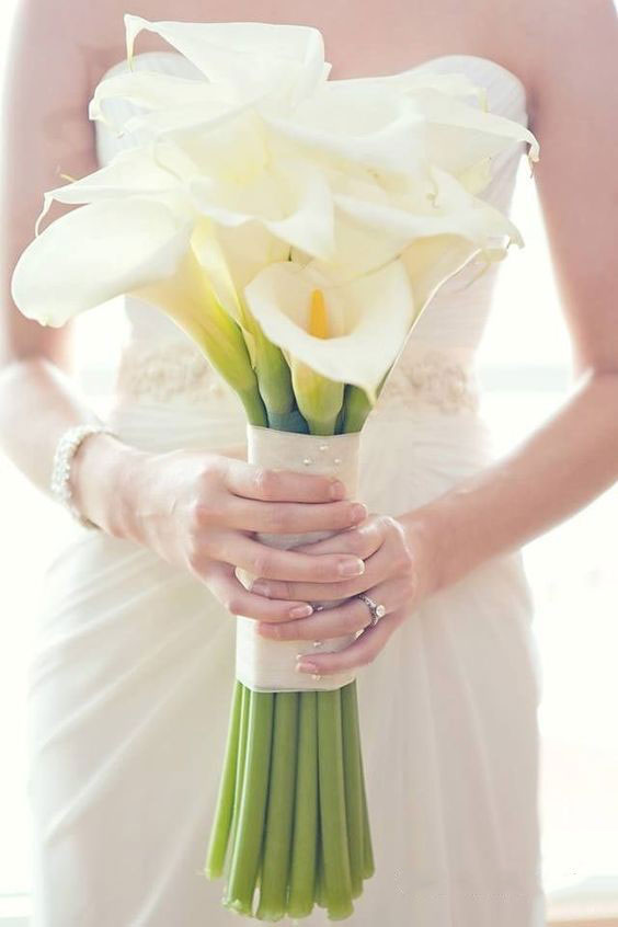 دسته گل عروس با گل شیپوری سفید