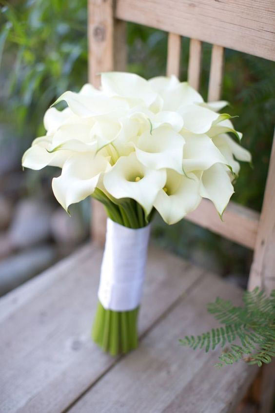 دسته گل عروس با گل شیپوری سفید