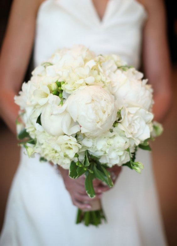 دسته گل عروس با هورتانسیا سفید و گل صد تومنی