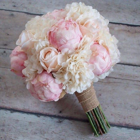 دسته گل عروس با هورتانسیا سفید با رز و گل صد تومنی