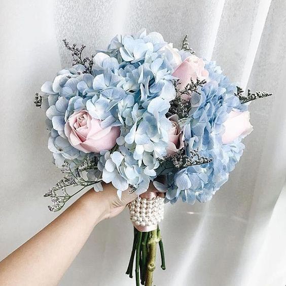 دسته گل عروس با هورتانسیا آبی و رز صورتی
