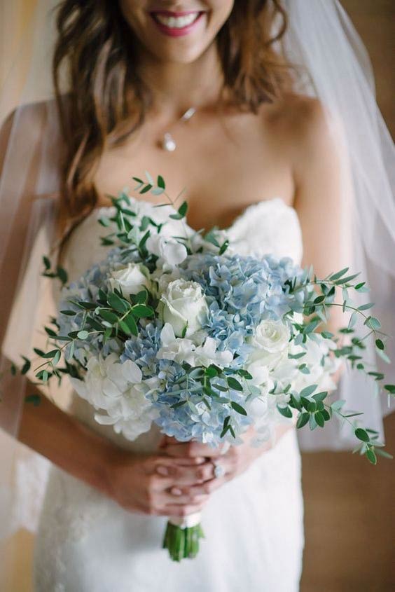 دسته گل عروس با هورتانسیا آبی و رز سفید