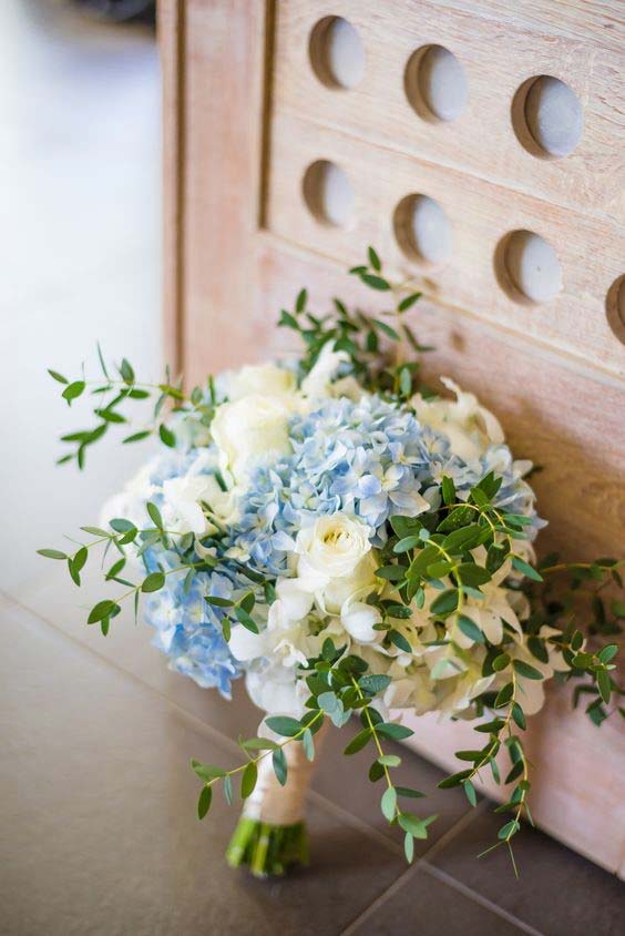 دسته گل عروس با هورتانسیا با رز سفید