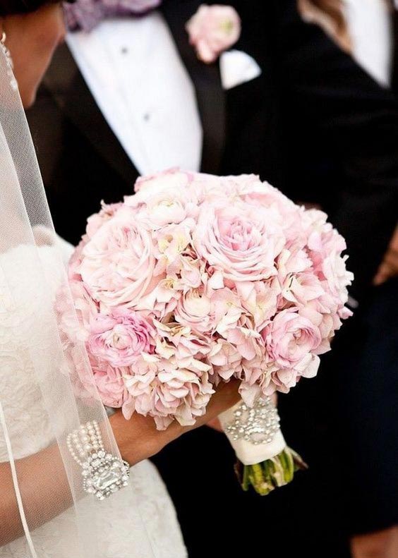 دسته گل عروس با هورتانسیا صورتی با رز