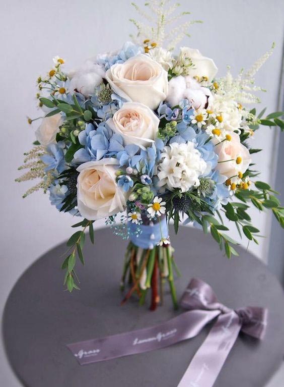دسته گل عروس با هورتانسیا آبی و رز