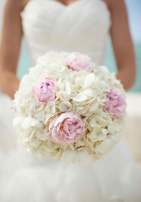 دسته گل عروس با هورتانسیا سفید و گل صد تومنی صورتی