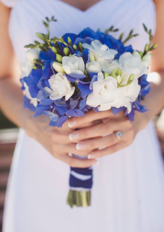 دسته گل عروس با هورتانسیا آبی و فیریزیا سفید