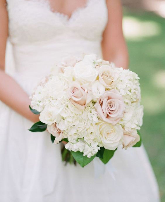 دسته گل عروس با هورتانسیا سفید و رز صورتی
