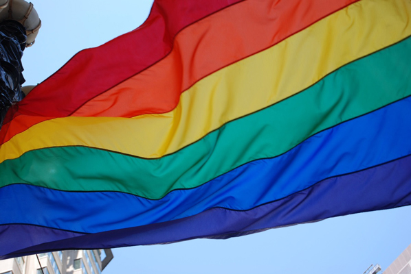 آیا یک فرد هموسکشوال بیمار است؟ پرچم هفت رنگ نماد همجنسگرایی