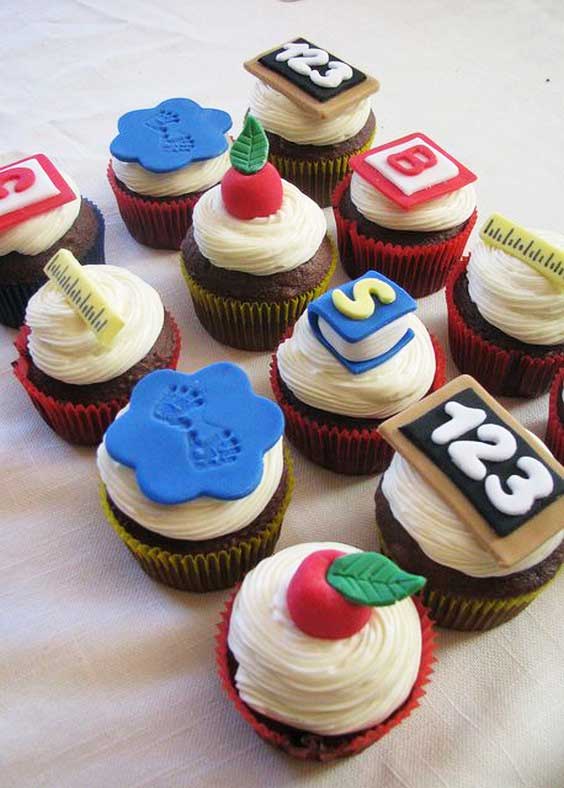 کاپ کیک جشن الفبا با خامه و تزیینات فوندانت