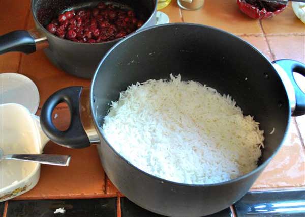 ریختن یک لایه برنج در قابلمه