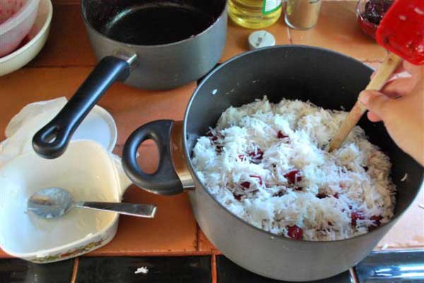 سوراخ کردن برنج با ته کفگیر