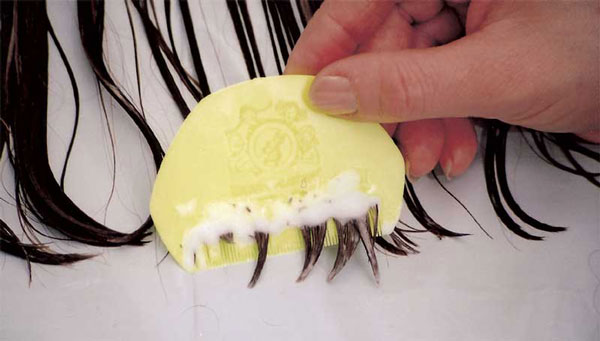 درمان شپش سر با پودر لباسشویی و شانه زدن مو با شانه‌های مخصوص شپش