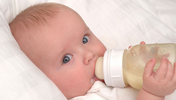 راهنمای جامع مقدار شیر خشک لازم برای نوزاد