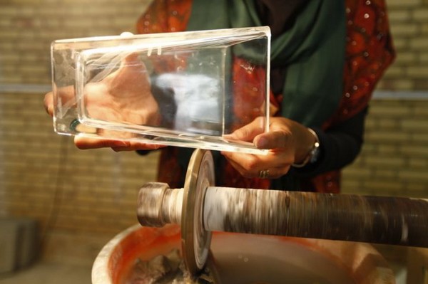 چگونه خمیر شیشه را به شکل‌های مختلف درمی آورند؟