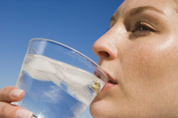 آب یا نوشیدنی به مقدار فراوان بنوشید