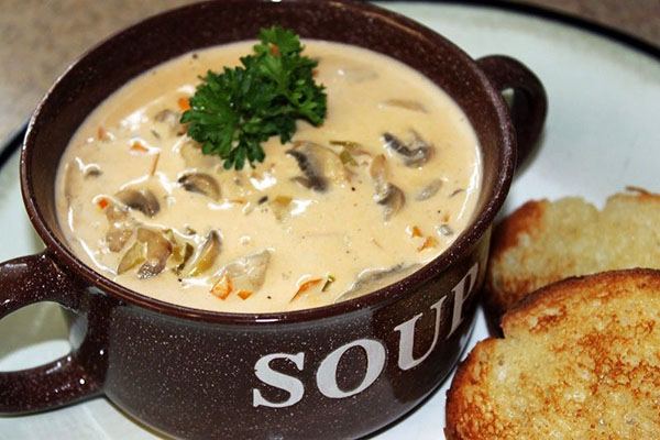 طرز تهیه سوپ قارچ و جو با خامه