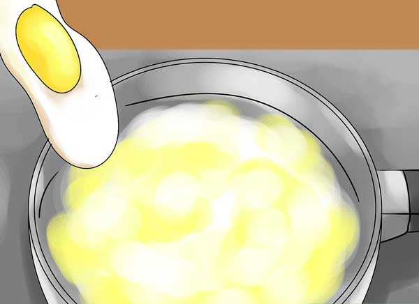 مخلوط تخم مرغ، شیر، شکر، آرد، وانیل و نمک