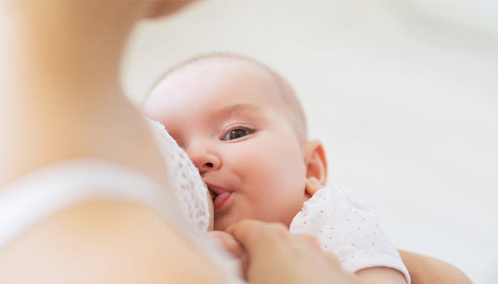 شیر خوردن نوزاد از یک سینه، دلایل و راهکار‌ها