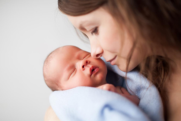 شیر خوردن نوزاد از یک سینه، دلایل و راهکار‌ها