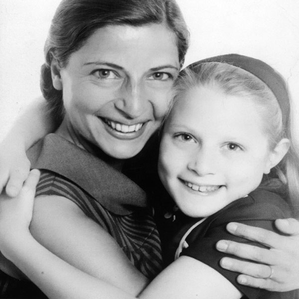 تصویری از روث بیدرگینزبرگ به همراه فرزندش