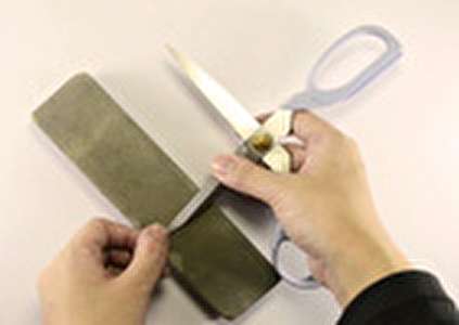 روش تیزکردن قیچی و چاقو در خانه