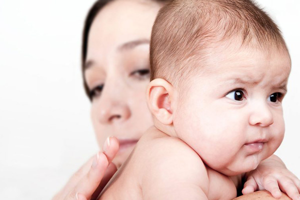 آروغ گرفتن نوزاد با سه روش موثر