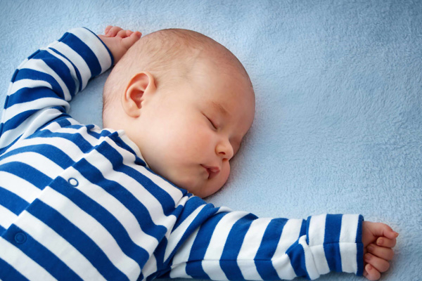 زمان مناسب تنها خوابیدن کودک، از بدو تولد یا پس از شش ماهگی؟
