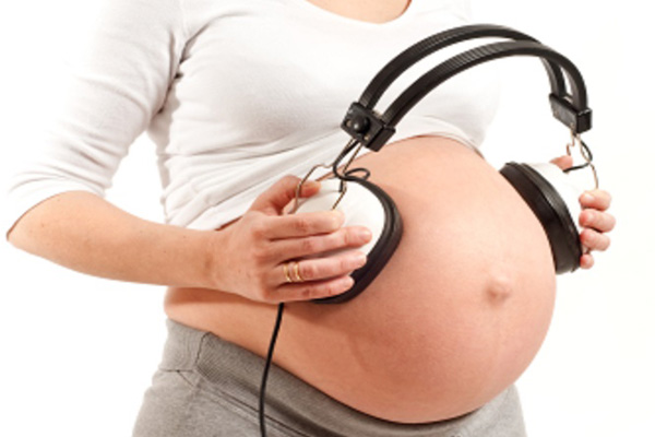 نوزادان از کی می‌شنوند؟ پیش از تولد یا پس از آن؟