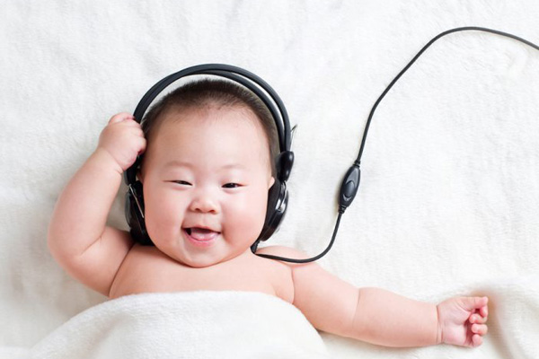 نوزادان از کی می‌شنوند؟ پیش از تولد یا پس از آن؟