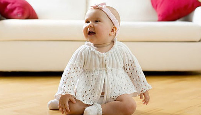 نوزادان از کی می‌نشینند؟ چه بازی‌هایی به نشستن نوزاد کمک می‌کند؟