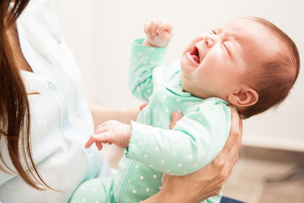آبسه پستان نوزاد در بدو تولد به چه دلیل است؟