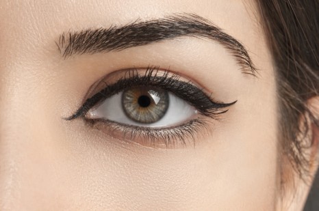 درمان افتادگی پلک چشم با استفاده از روش‌های طبیعی