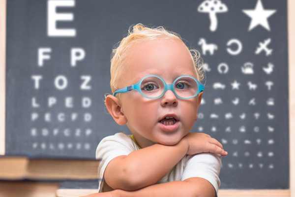 انحراف چشم در نوزادان، علت‌ها و راه‌های درمان