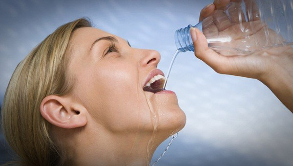 درمان افتادگی پلک چشم با مصرف آب کافی