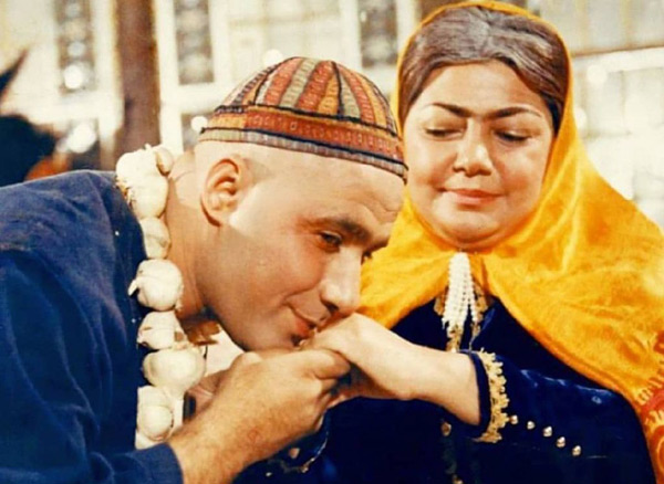 حمیده خیرآبادی در نقش ننه حسن کچل فیلمی از علی حاتمی