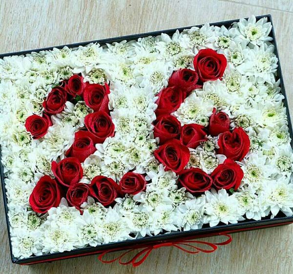 باکس گل با طراحی ابتدای اسم یا عدد سال تولد با گل