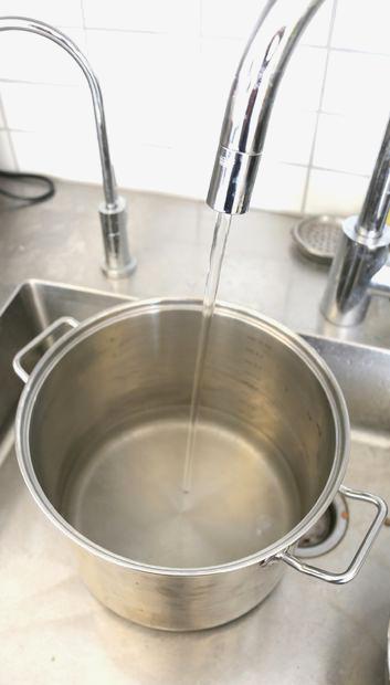 چگونه آب مقطر درست کنیم – طرز تهیه آب رادیاتور در خانه
