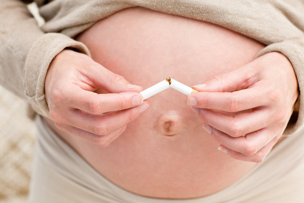 نوزاد مادر سیگاری در معرض ۱۰ خطر جدی