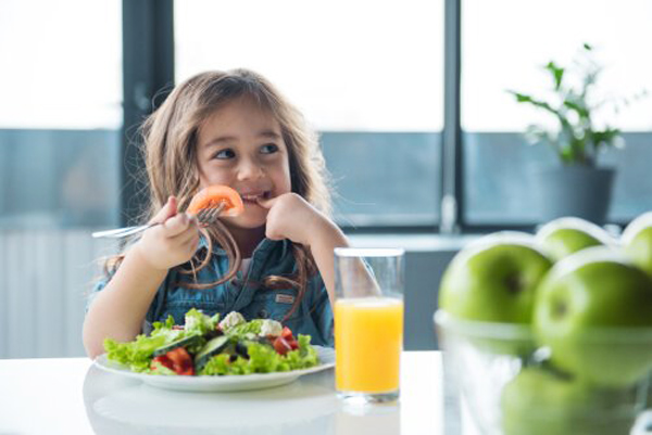 آبمیوه طبیعی برای تغذیه بهتر کودک