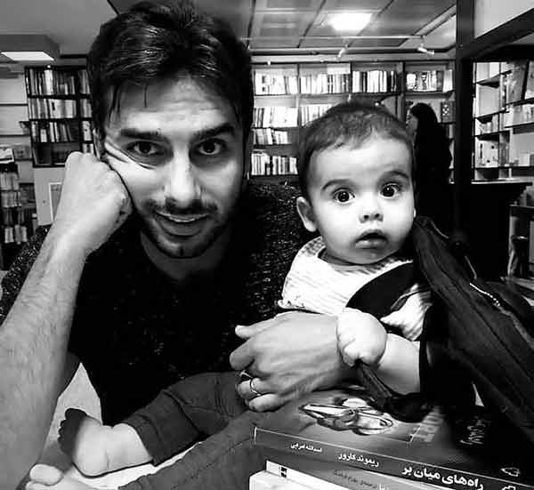 عکس محمدحسین میثاقی و فرزندش در کتابفروشی