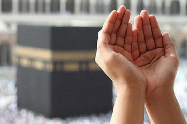 امیرالمومنین: هنگامى که یکى از شما نماز را پایان مى‌دهد دست به سوى آسمان بردارد و مشغول دعا شود.