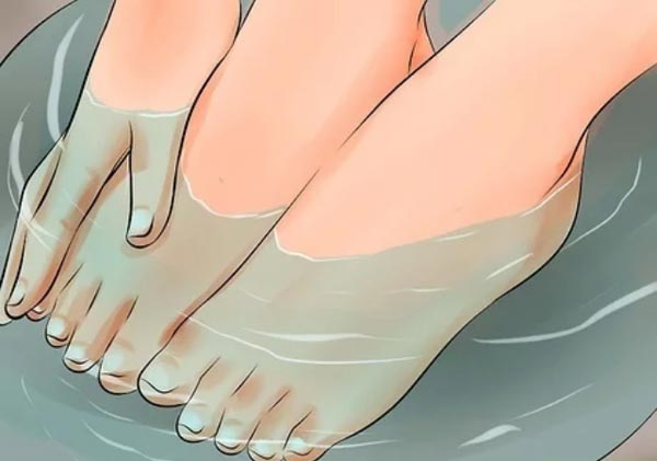قرار دادن پا در آب گرم